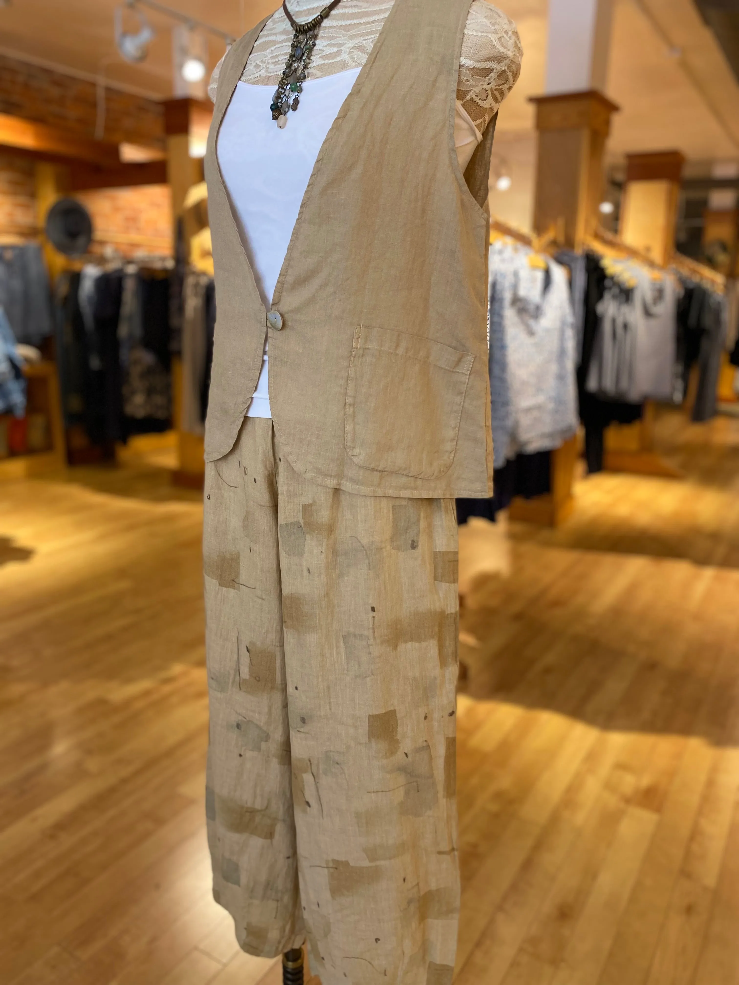Cropped Pants with Darts
