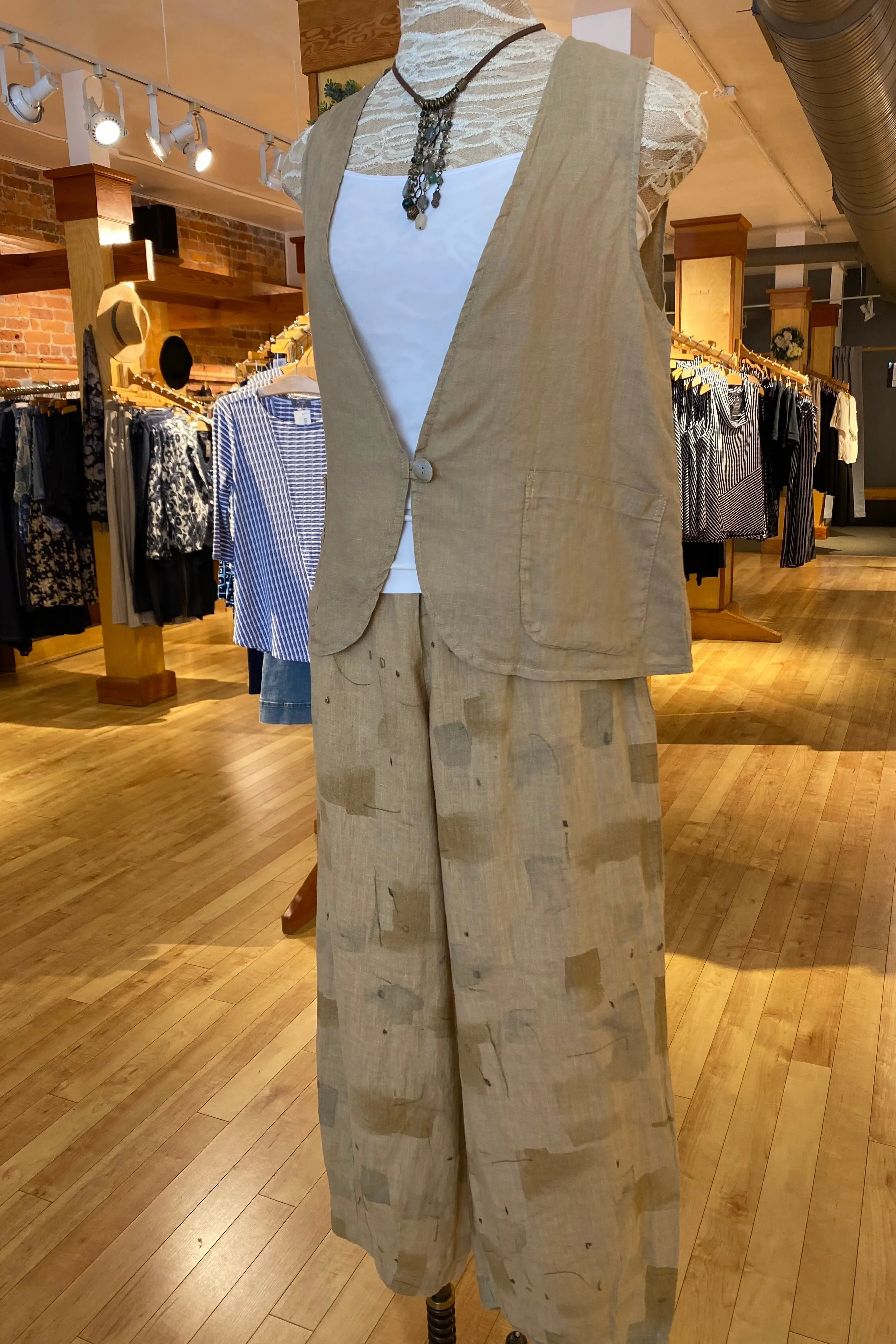 Cropped Pants with Darts