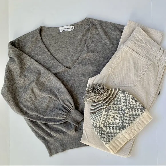 Line &amp; Dot Gray Soft Deep V-Neck Cropped Sweater Size Small