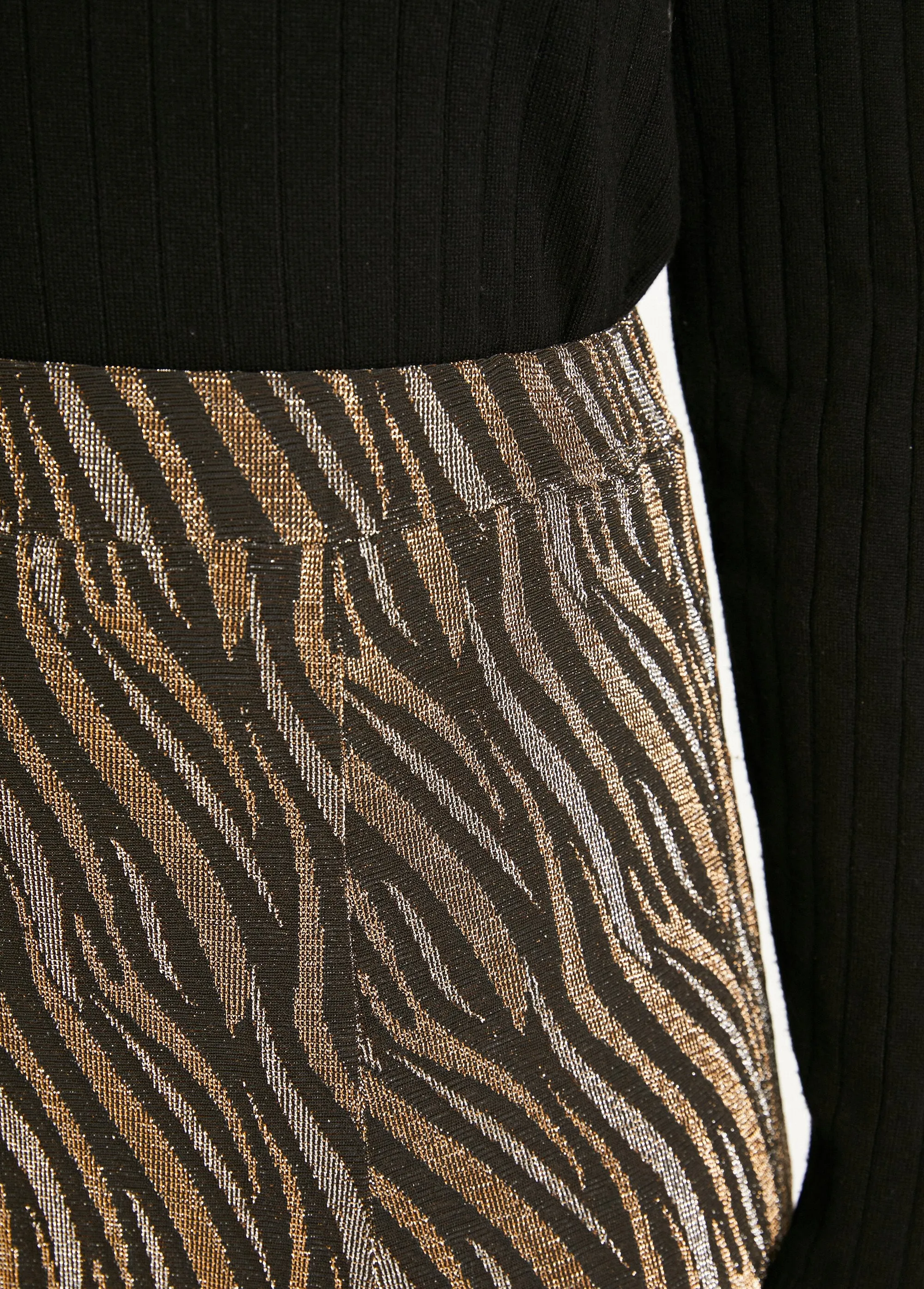 Mid-length flared skirt in shiny jacquard knit