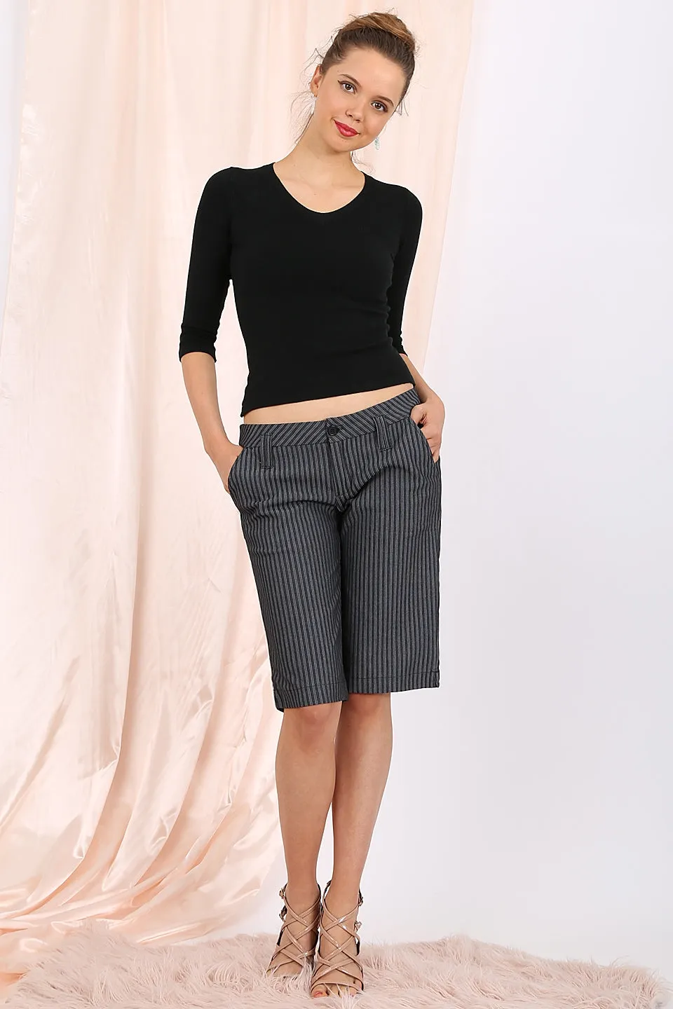 MISS PINKI Nadia Cropped Pants in Grey