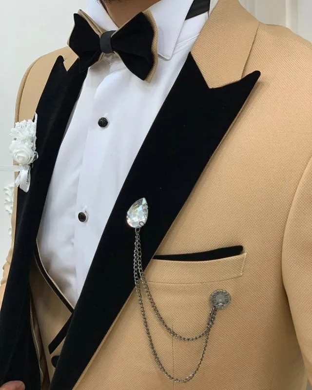 New Arrival Khaki Best Fitting Three Pieces Peaked Lapel Prom Men Suits