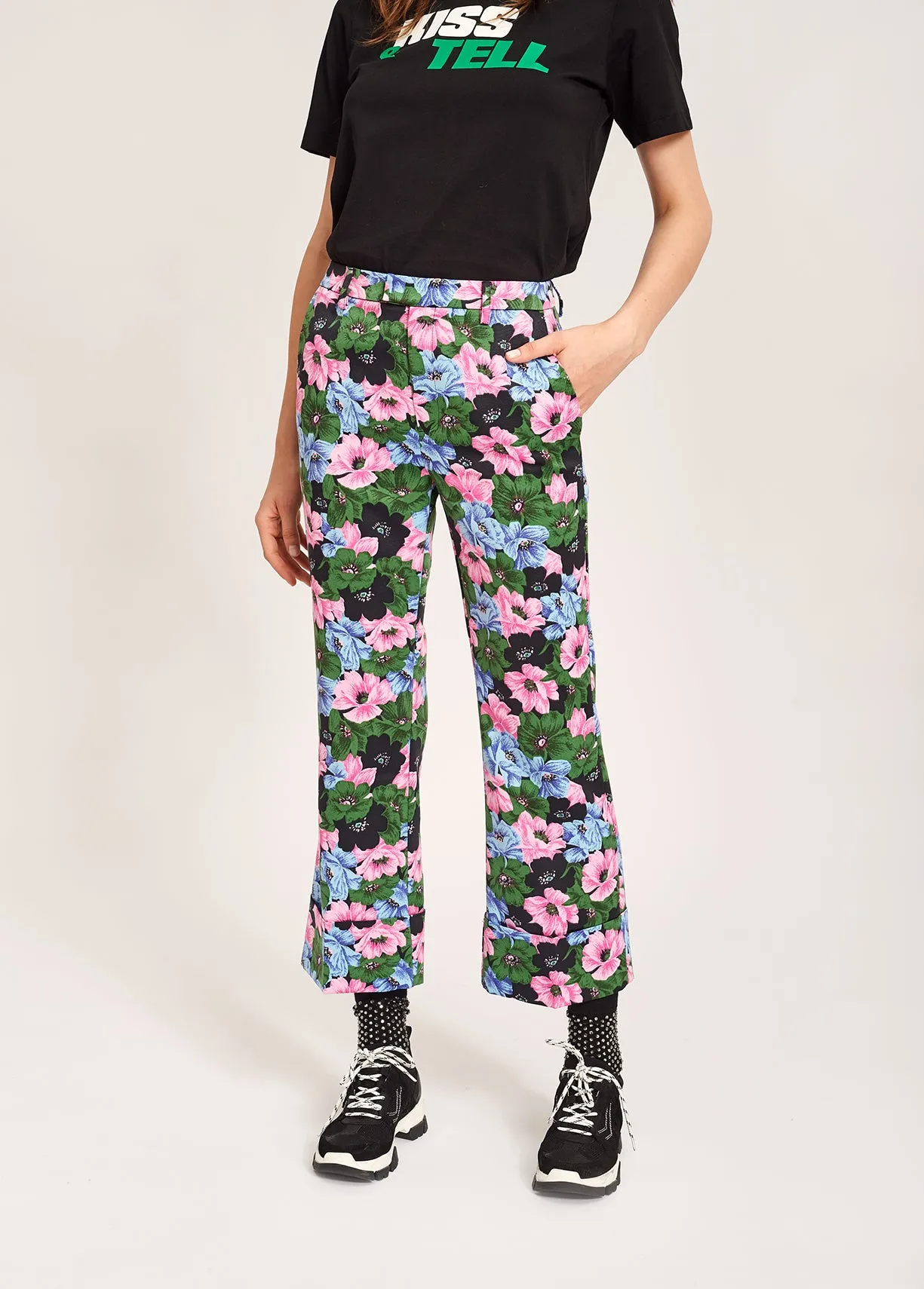 Short flared pants