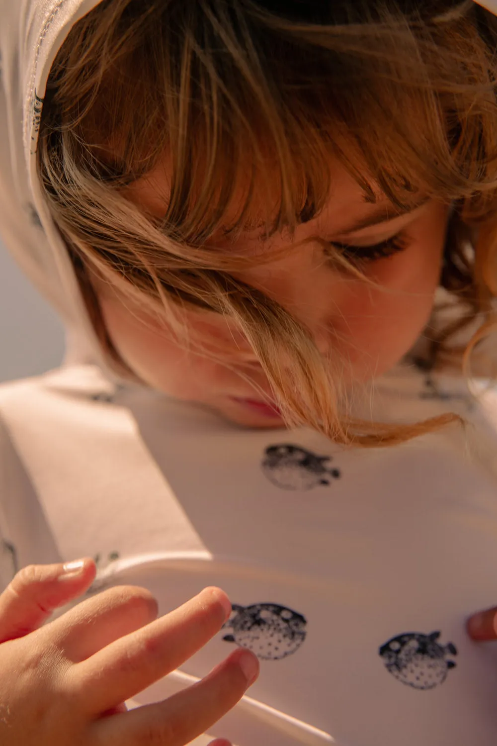 T-Shirt de Bain Anti-UV à Manches Longues et Capuche Janeiro Poisson Boule Blanc