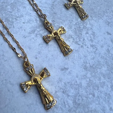 The Cross Pendant Necklace