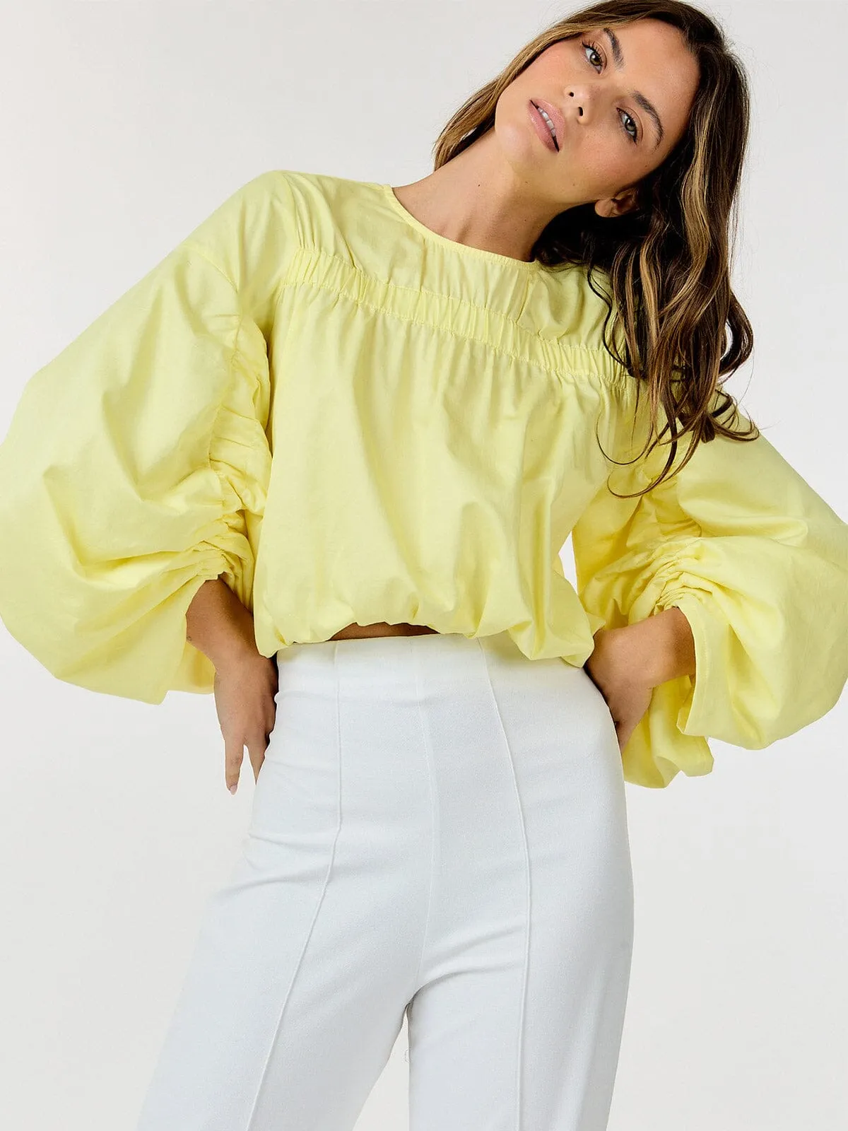 WOMEN'S LONG RUCHED SLEEVE DETAILED CROP TOP