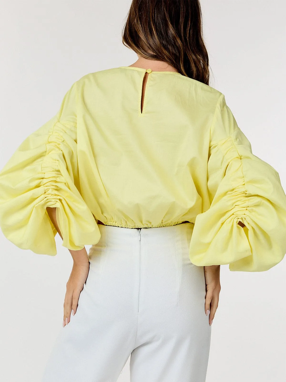 WOMEN'S LONG RUCHED SLEEVE DETAILED CROP TOP
