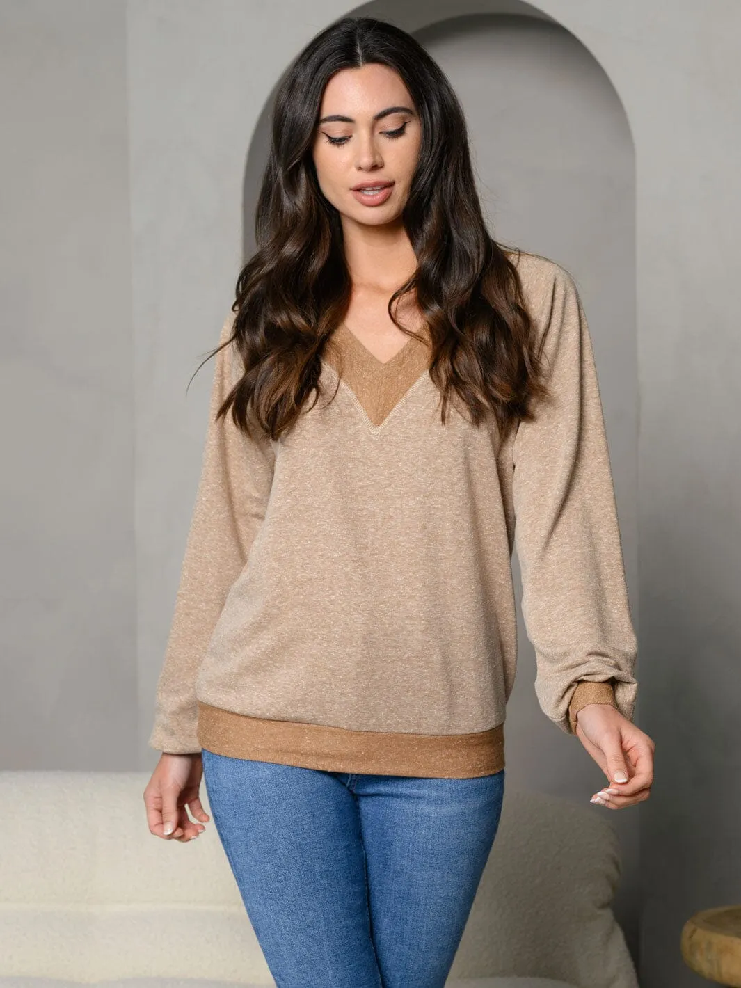 WOMEN'S V-NECK COLORBLOCK LONG SLEEVE TOP
